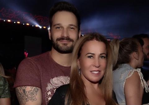 Zilu exibe anel de brilhantes que ganhou de namorado e troca declarações