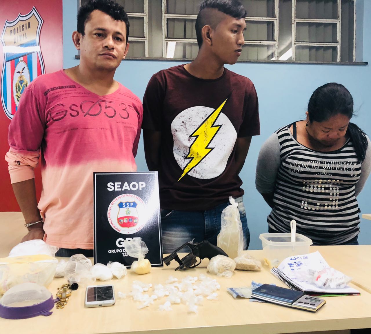 Ex-casal e comparsa são presos suspeitos de comandar tráfico em bairro de Manaus