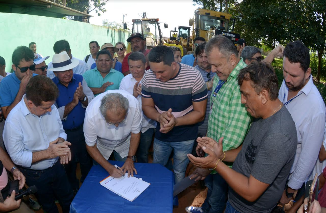 Governador Amazonino assina ordem para a recuperação do sistema viário no Amazonas