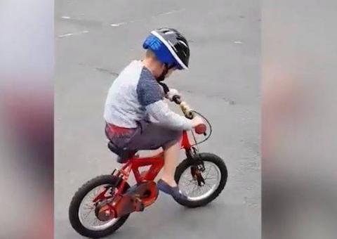 Mãe se choca ao ver fantasma em vídeo do filho andando de bicicleta