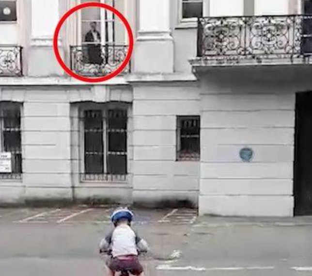 Mãe se choca ao ver fantasma em vídeo do filho andando de bicicleta
