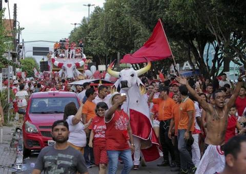 Garantido sai às ruas de Parintins para comemorar 30 anos de Bumbódromo