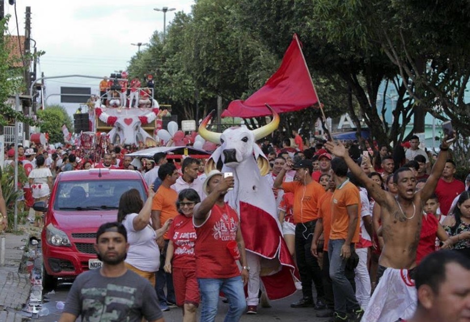 Garantido sai às ruas de Parintins para comemorar 30 anos de Bumbódromo