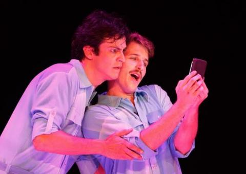 Espetáculo Selfie traz Mateus Solano e Miguel Thiré ao palco do Teatro Amazonas