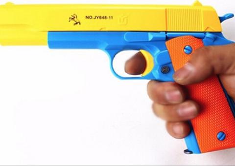 Dupla suspeita de assaltar lanchonete com arma de brinquedo é presa em Manaus 