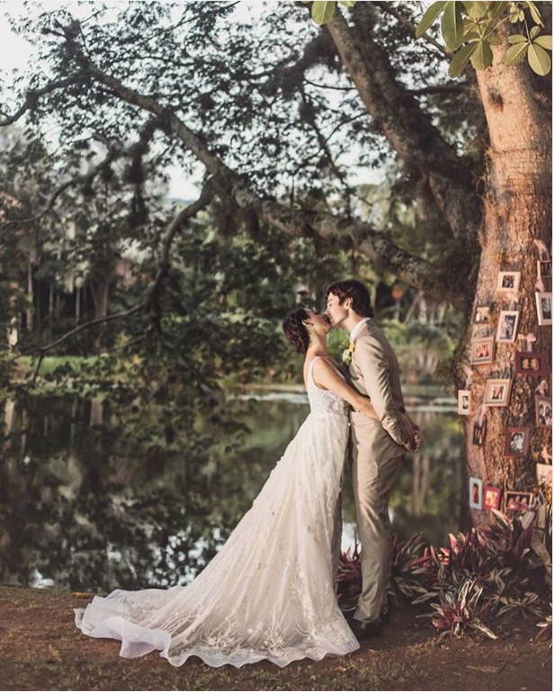 Isis Valverde mostra foto apaixonante de casamento 