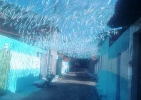 Moradores pintam rua com cores da Argentina como forma de protesto