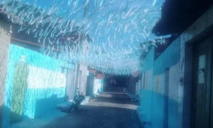 Moradores pintam rua com cores da Argentina como forma de protesto