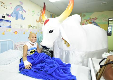 Caprichoso e Garantido levam alegria e encanto aos pacientes do Hemoam