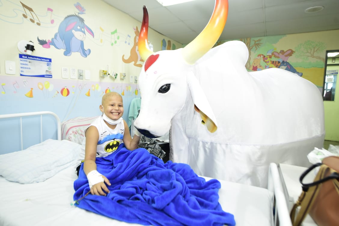 Caprichoso e Garantido levam alegria e encanto aos pacientes do Hemoam