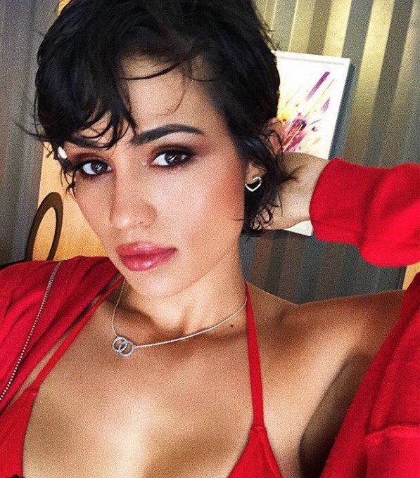 Nanda Costa aparece em vídeo com namorada cantando contra preconceito 