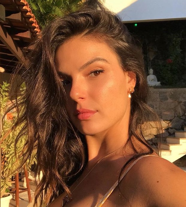 Isis Valverde mostra barriga de gravidez durante pilates