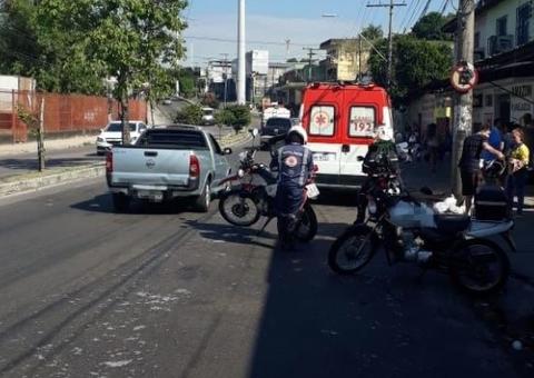 Acidente entre carro e motocicleta deixa casal ferido em avenida de Manaus