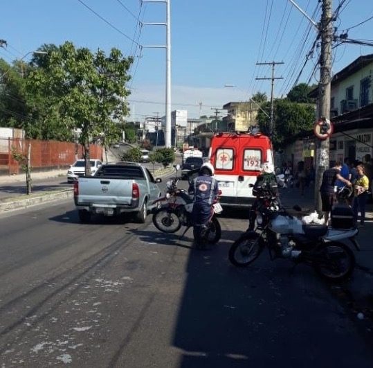 Acidente entre carro e motocicleta deixa casal ferido em avenida de Manaus