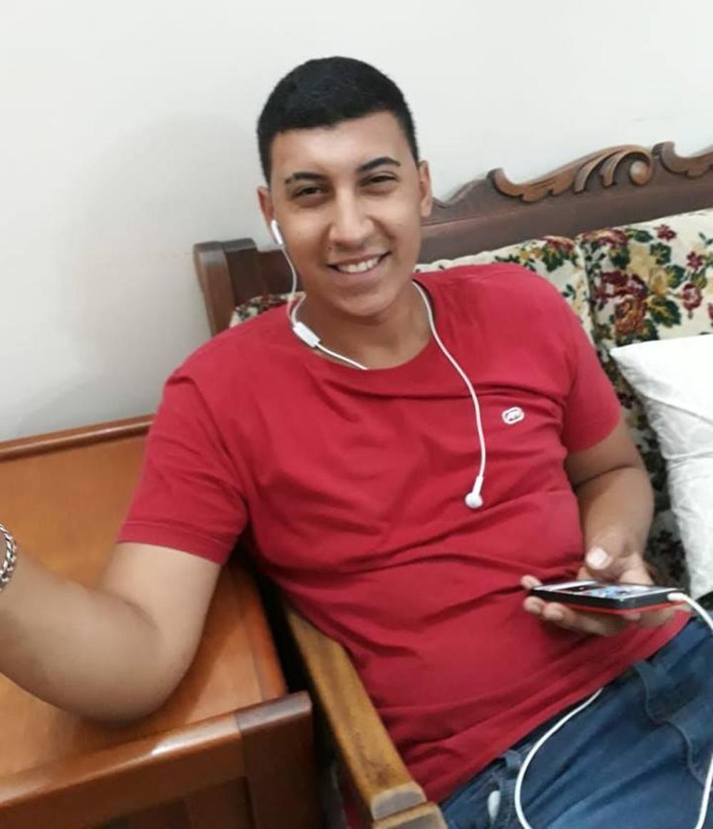  Jovem morre após tomar choque ao pegar em celular carregando