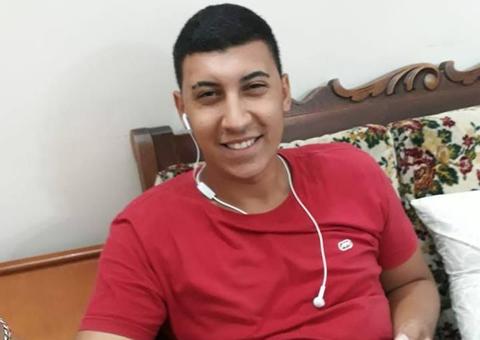  Jovem morre após tomar choque ao pegar em celular carregando