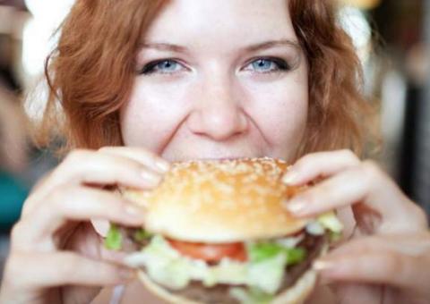Sentir muita fome antes de menstruar é normal, especialista explica