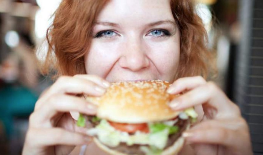Sentir muita fome antes de menstruar é normal, especialista explica