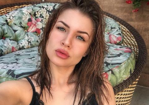 Namorada de Nego do Borel ostenta bumbum redondinho de maiô cavado