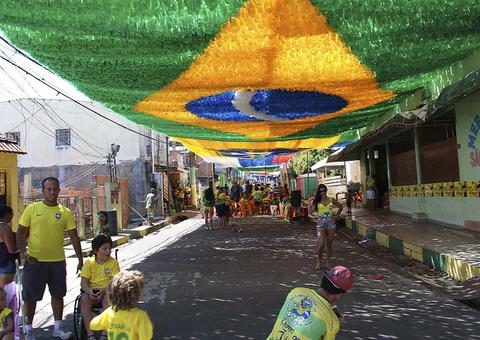 Ponta Negra e oito ruas terão transmissão do jogo do Brasil no domingo
