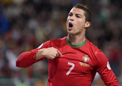 Cristiano brilha e faz dois de Portugal na Espanha, no primeiro tempo de jogo