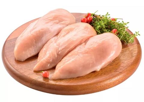 Lavar o frango antes de cozinhar pode fazer muito mal. Entenda