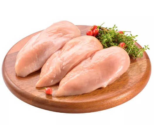 Lavar o frango antes de cozinhar pode fazer muito mal. Entenda