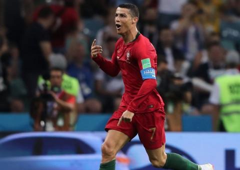 Portugal e Espanha ficam no empate e Cristiano Ronaldo faz três em estréia 