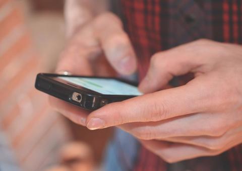 Jovem leva choque e morre ao falar enquanto carregava celular