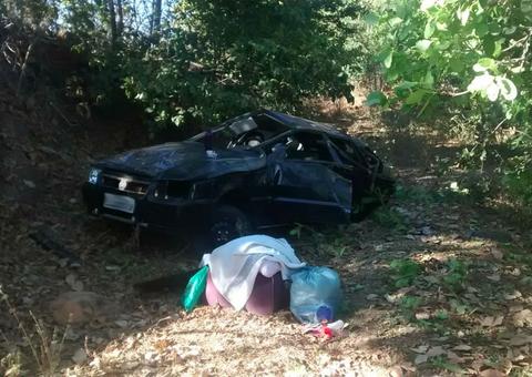 Criança de 2 anos sobrevive após ser arremessado de carro e ficar pendurado em árvore