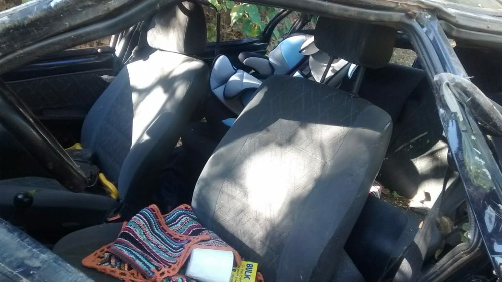 Criança de 2 anos sobrevive após ser arremessado de carro e ficar pendurado em árvore