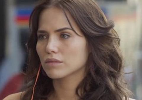 Letícia Colin, de 'Segundo Sol', posta foto nua na banheira