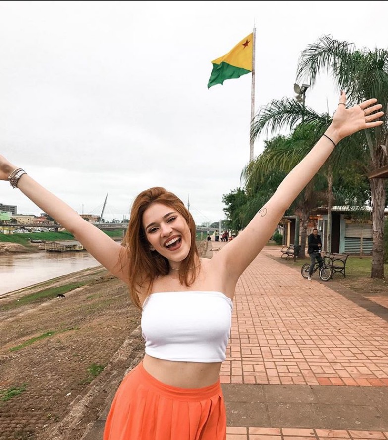 No Acre, Ana Clara trabalha como repórter de seletivas do BBB 19 e se declara para Gleici