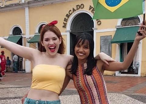 No Acre, Ana Clara trabalha como repórter de seletivas do BBB 19 e se declara para Gleici