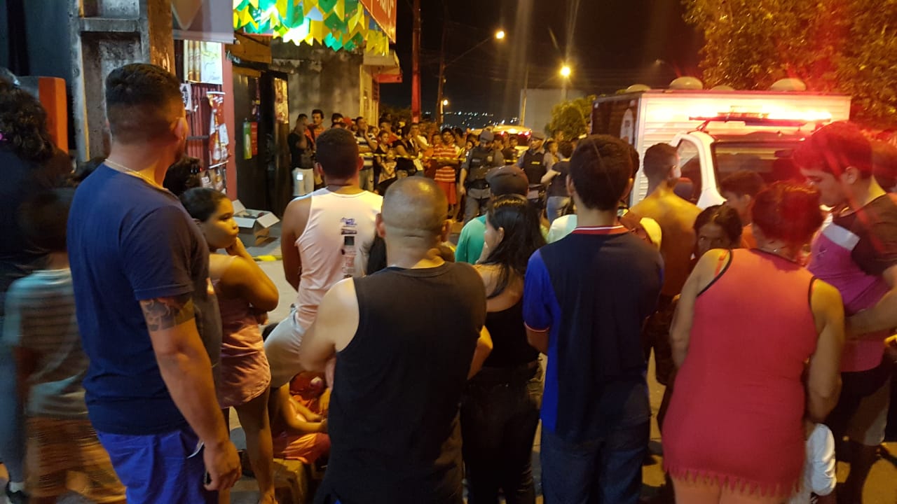 Jovem é executado com três tiros durante compras em mercadinho de Manaus