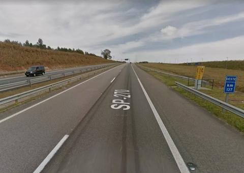 Menina morre e mãe perde bebê após carro bater em caminhão