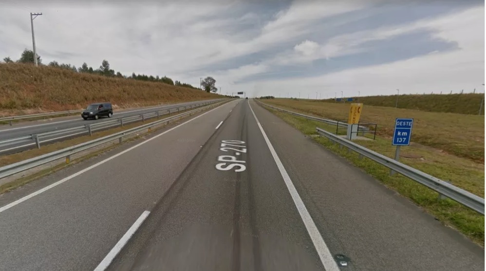 Menina morre e mãe perde bebê após carro bater em caminhão