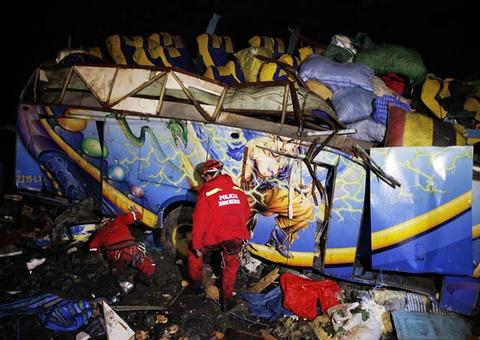 Acidente com ônibus desgovernado deixa 13 mortos e mais de 30 feridos na Bolívia