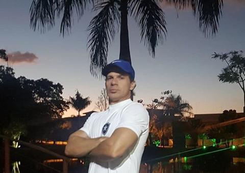 Túlio Maravilha participa de sessão de autógrafos em shopping de Manaus 