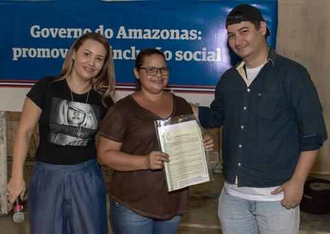 Mais de 300 títulos definitivos são entregues a moradores da zona norte de Manaus 