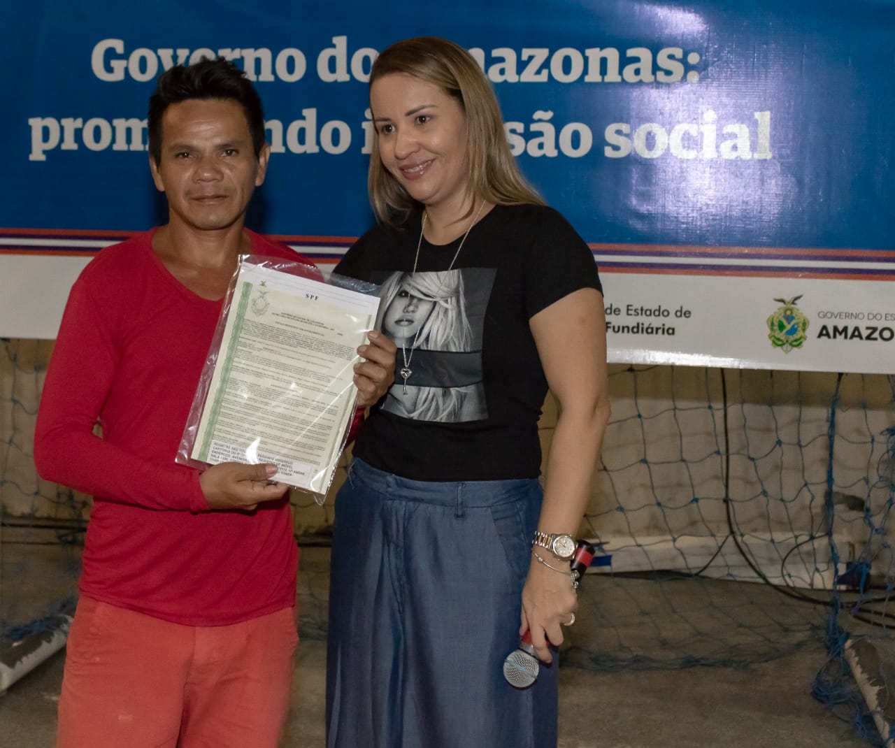 Mais de 300 títulos definitivos são entregues a moradores da zona norte de Manaus 