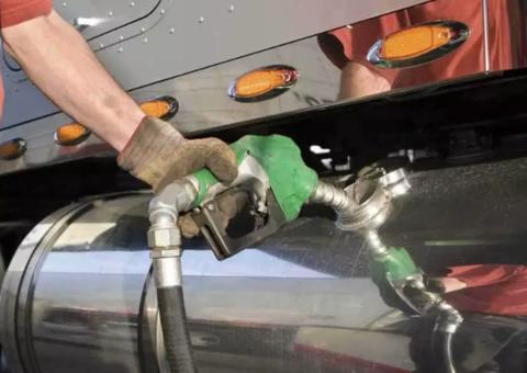 Preço do diesel diminui, mas ainda não chega às bombas R$ 0,46 menor