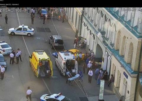 Táxi avança contra multidão e fere oito em Moscou