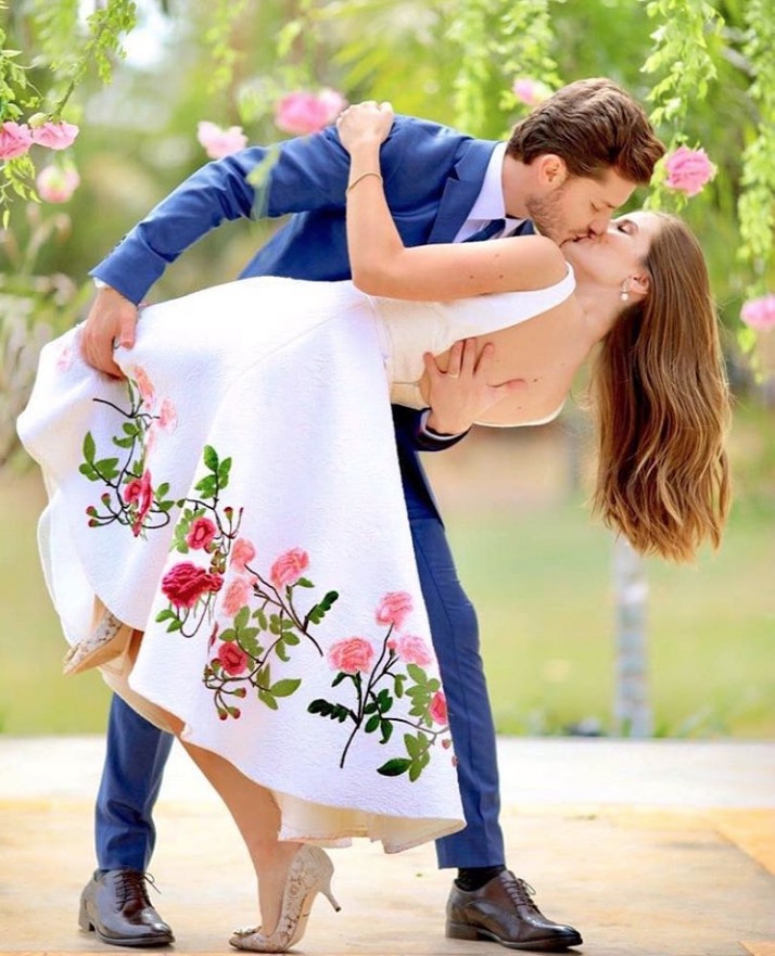 Klebber Toledo divulga foto romântica de casamento civil com Camila Queiroz