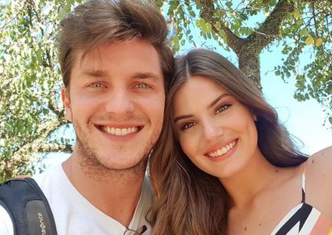 Klebber Toledo divulga foto romântica de casamento civil com Camila Queiroz