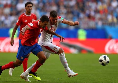 Kolarov marca um golaço de falta, e Sérvia vence Costa Rica no grupo do Brasil