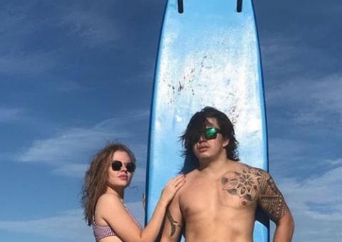 Mais magro, Whindersson Nunes posa sem camisa com esposa de bumbum empinado