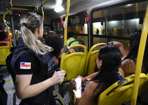 Operação 'Cavalo de Aço' faz abordagem surpresa em ônibus para impedir assaltos em Manaus