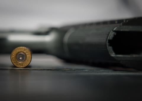 Encapuzados invadem stand de tiros e roubam munições e armas em Manaus