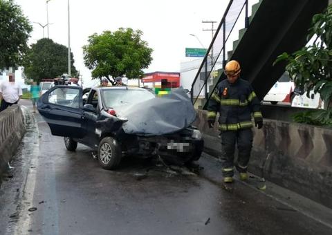 Apressados para jogo do Brasil, jovens sofrem acidente de carro na Torquato Tapajós
